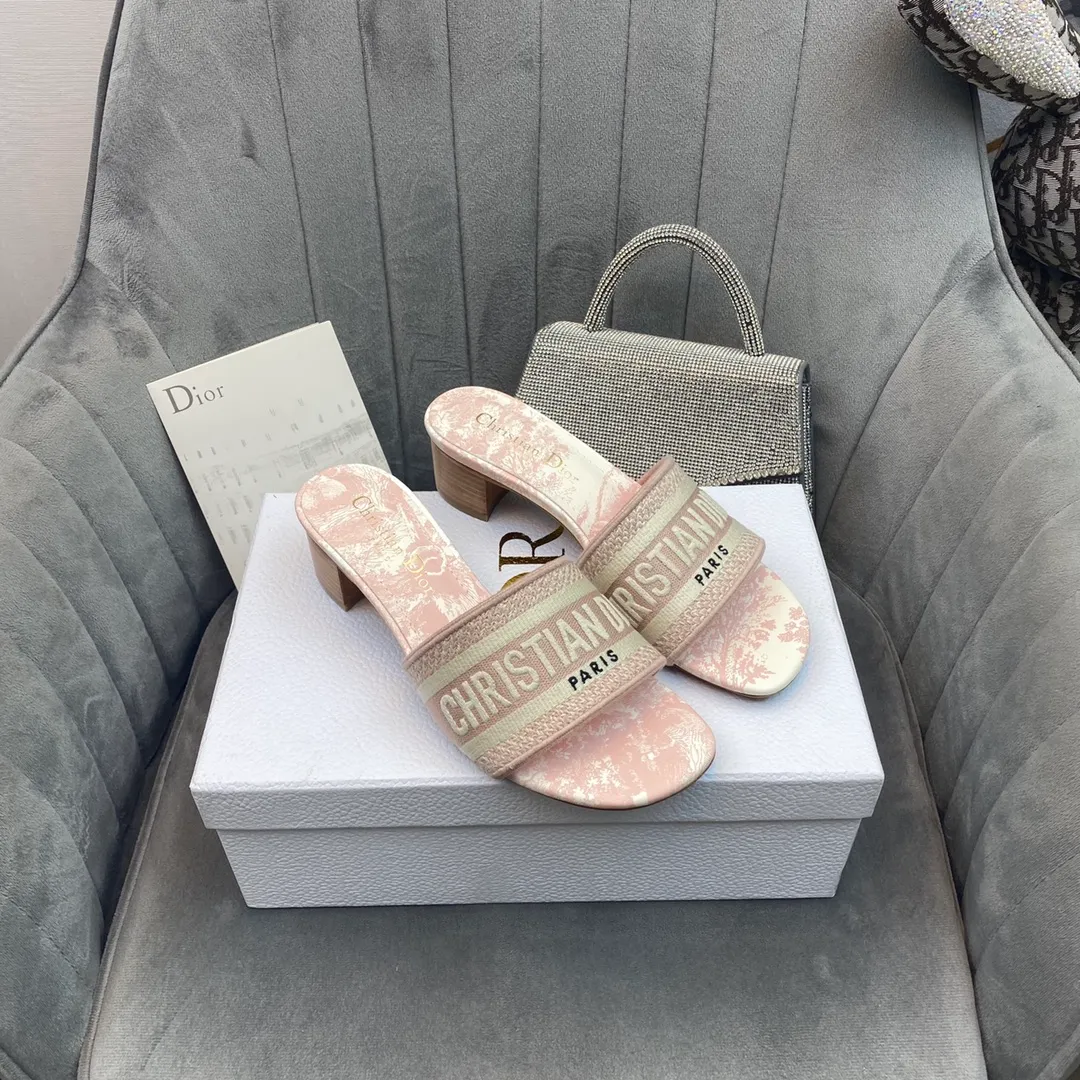 👟👟Ex-factory price 380👟👟 Women's shoes Women's clothing Dior Dior 2021 DWAY early spring new flip-flops women's shoes CD letter logo three-dimensional embroidery flat sandals Round toe thick heel jelly color slingback slippers The top version on the market Material: upper original consistent high-temperature water-soluble cotton electro-embroidery technology fabric + water-dyed sheepskin lining + Italian leather outsole Heel height: flat/4.5CM size: 34-43 (34.40.41.42.43 is custom-made and cannot be returned or exchanged)